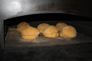 Brot im Holzbackofen